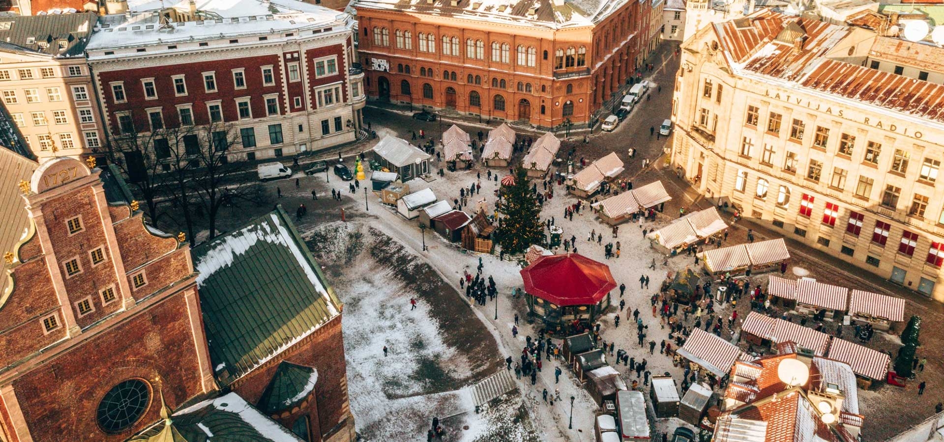 Kerstmarkt in Stockholm met houten kraampjes en kerstverlichting