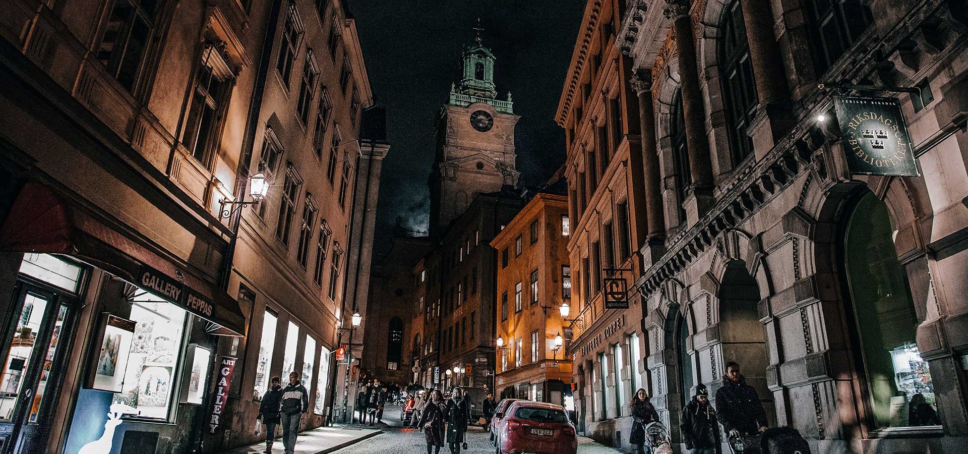 Warme kerstverlichting in de ramen van Stockholm