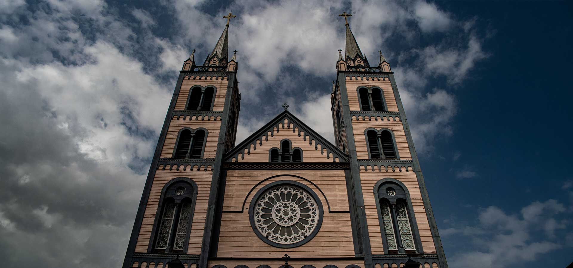 Kerstviering in een kerk in Suriname met feestelijke verlichting en kerstliederen