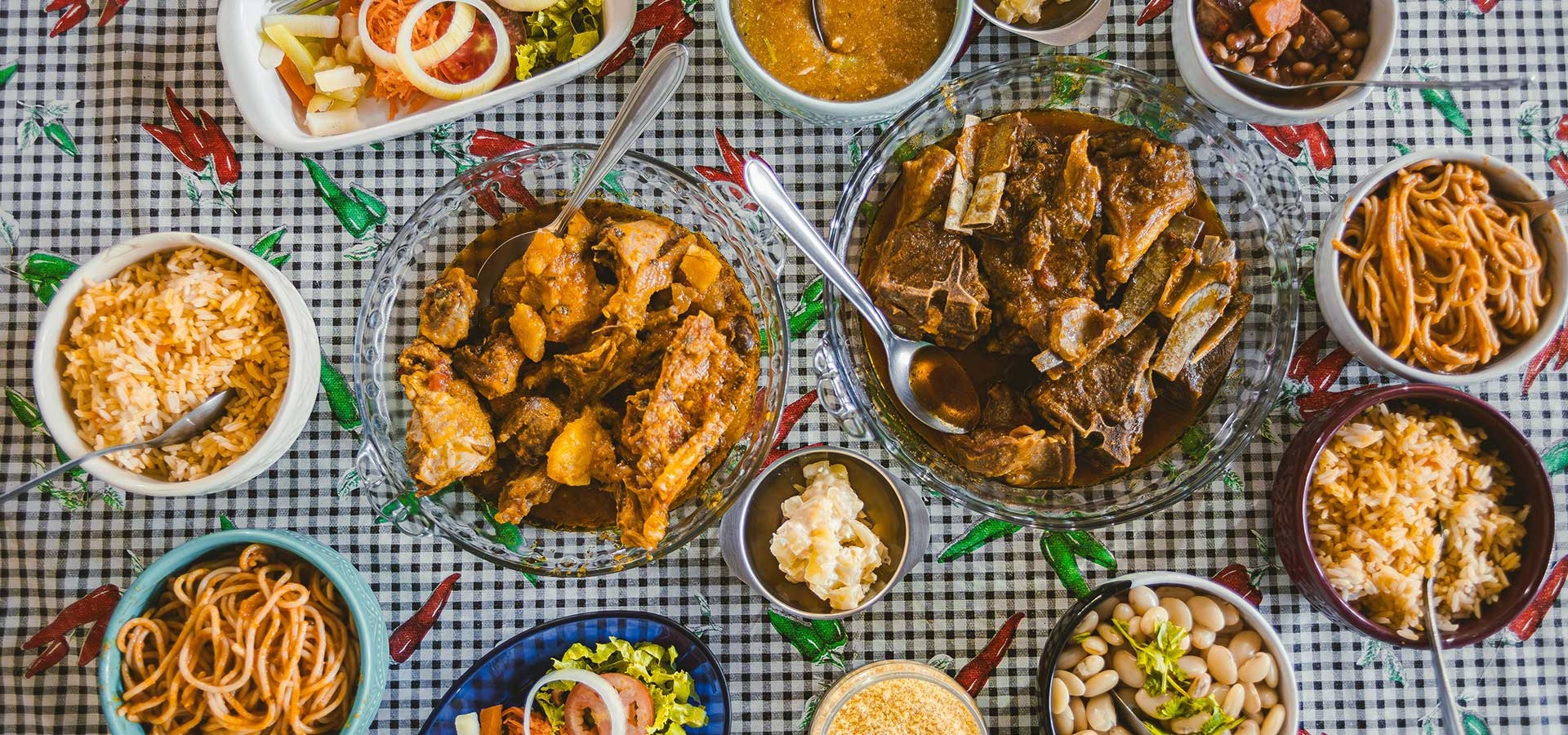 Feestelijk kerstdiner in Suriname met traditionele gerechten zoals pom, pasteitjes en bojo