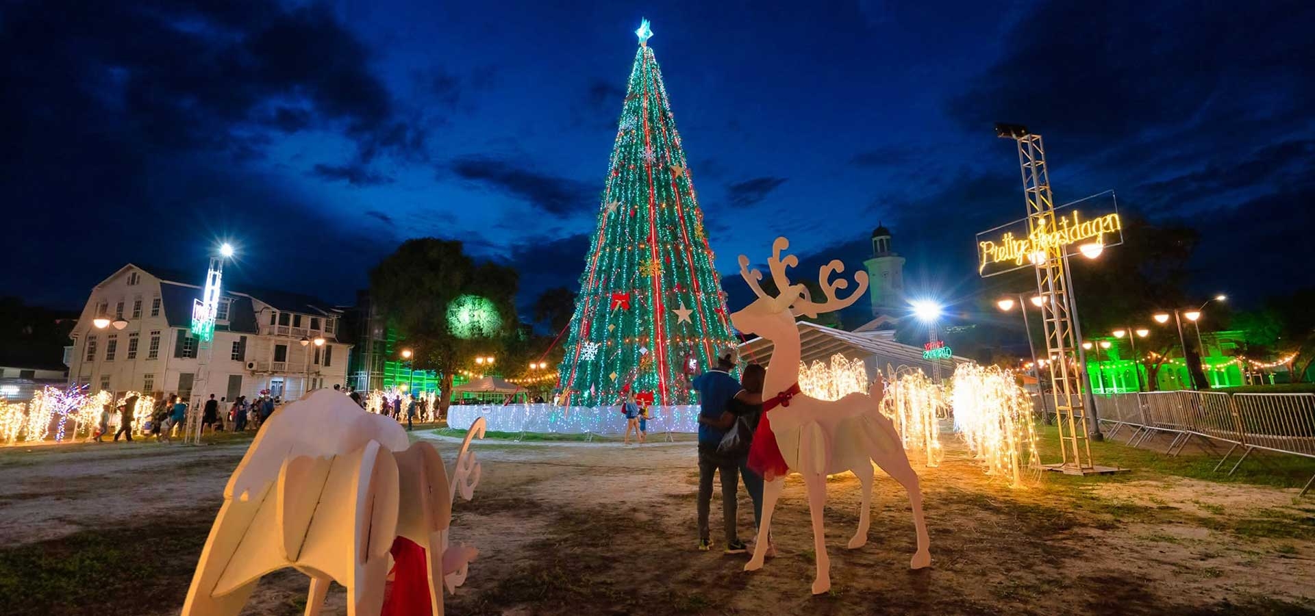 Gezellige tropische kerstmarkt in Suriname met kerstdecoraties en kraampjes