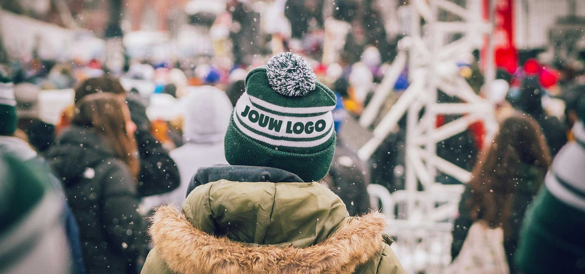 Collega op kerstmarkt dragen mutsen