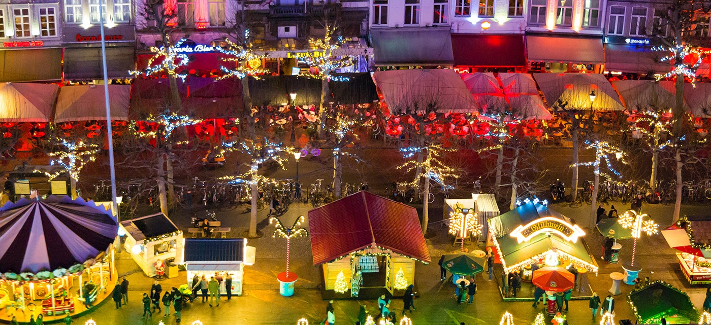 De nostalgische kerstmarkt op het Vrijthof bestaat uit gezellige chaletjes en leuke attracties zoals een overdekte schaatsbaan en reuzenrad.
