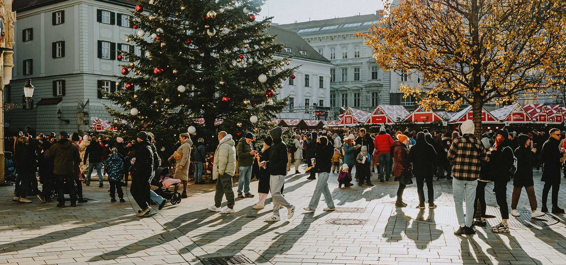 Winterwandeling over een sfeervolle kerstmarkt waarbij voldoende beweging helpt om soepel te blijven.