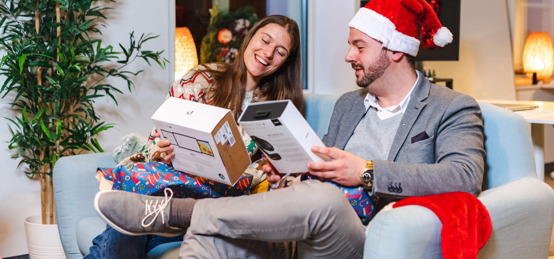 Team ontvangt gezamenlijk een traditioneel kerstpakket