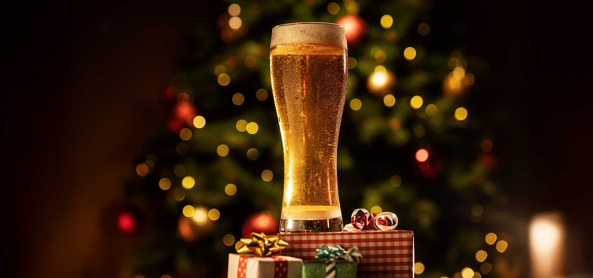 Sfeervol kersttafereel met bier en kaarslicht