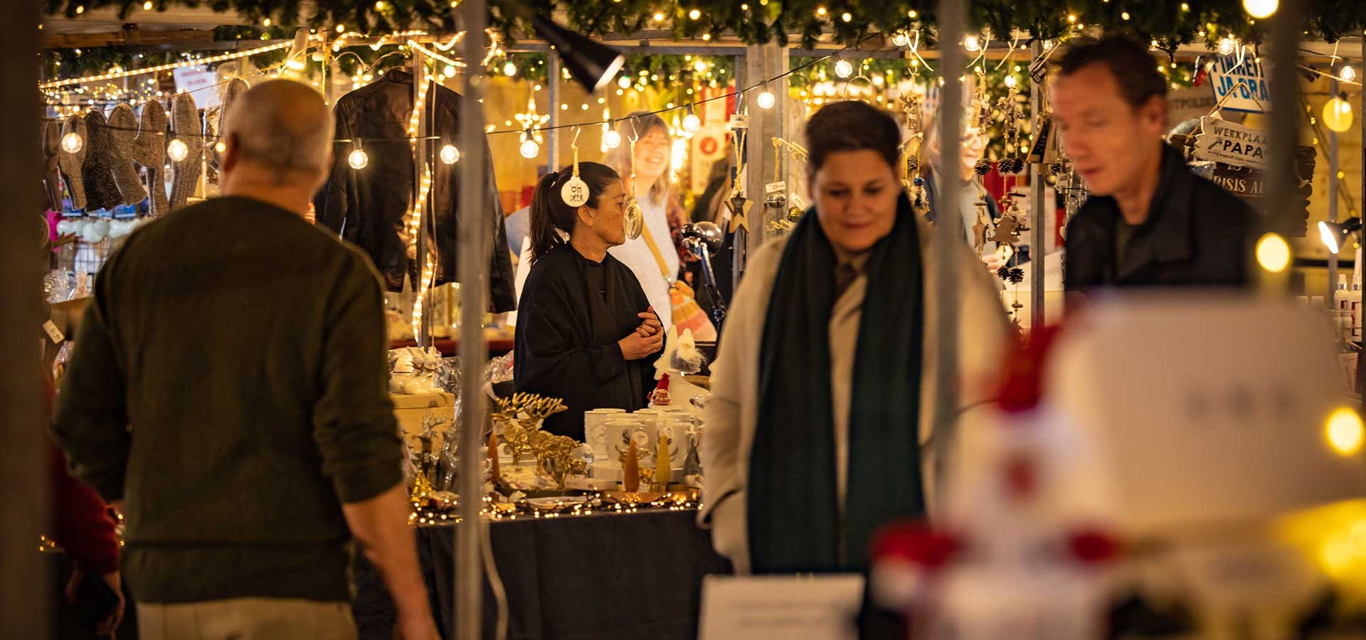 Gezellige overdekte Winterfair met kerstcadeaus en ambachtelijke producten
