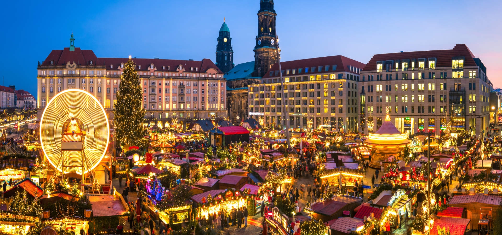 Gezin genietend op kerstmarkt in winteravond in Dresden.