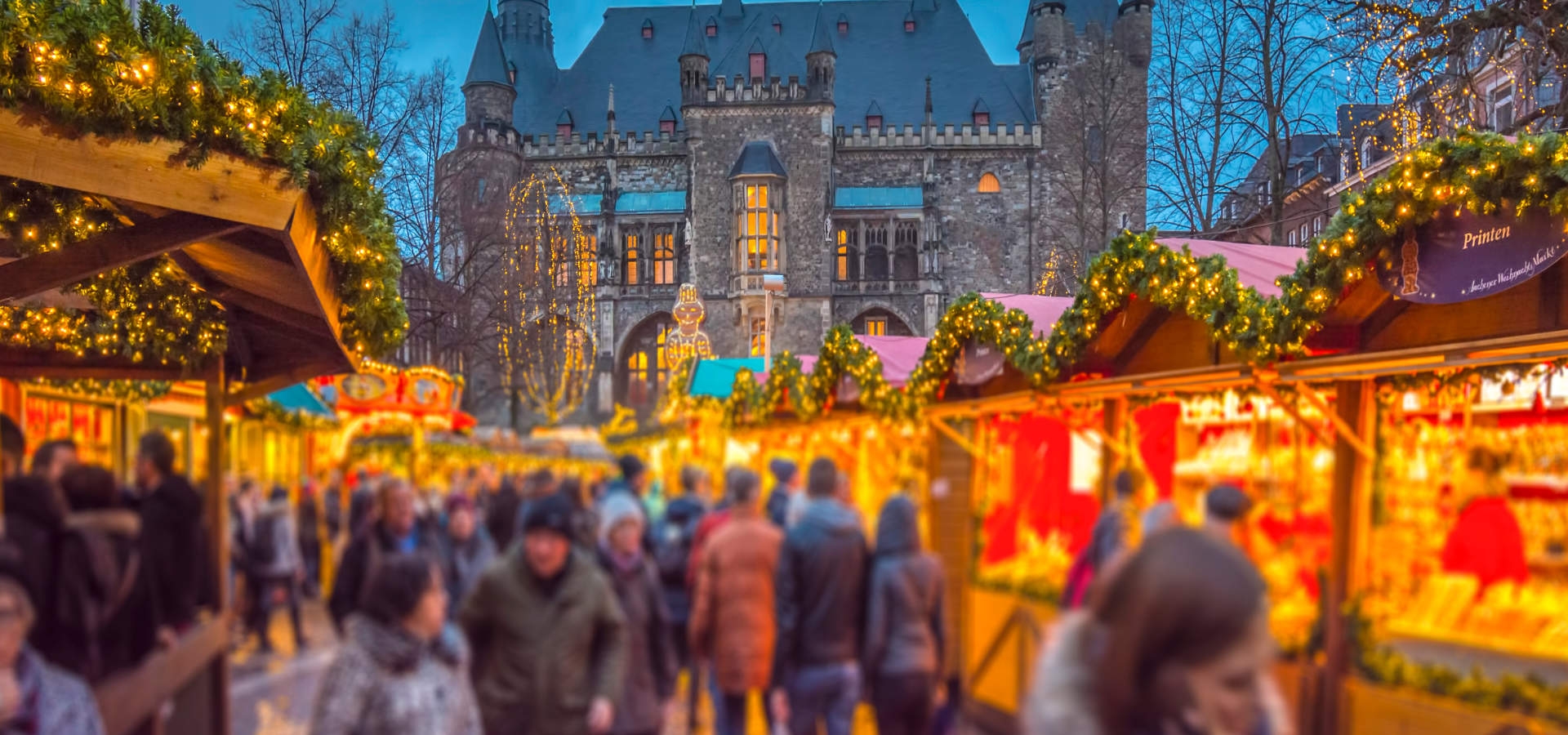 Duitse kerstmarkt in Aken met foodstands en kerstlichtjes