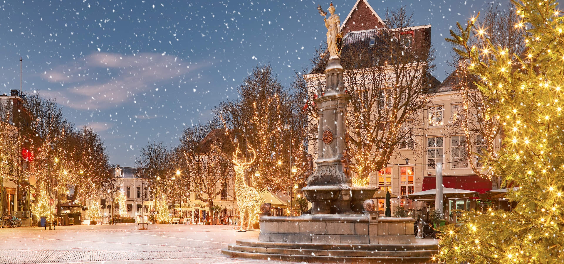 Deventer in kerstsfeer met sneeuw, decoratie voor Dickens festijn.