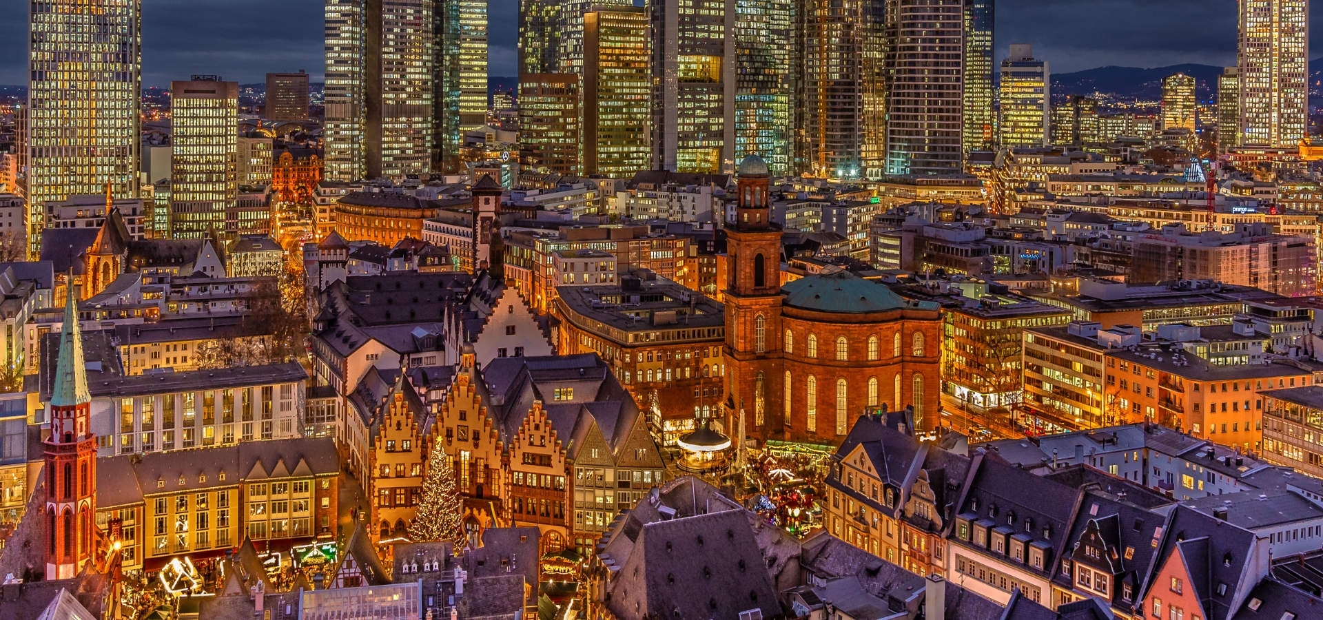 Wintertrip naar Frankfurt, skyline met uitzicht op een van de oudste kerstrmarkten.