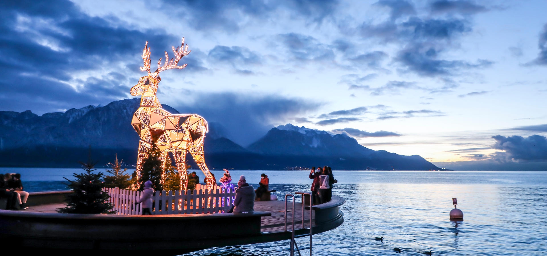 Historische kerstmarkt in Montreux tussen middeleeuwse gebouwen
