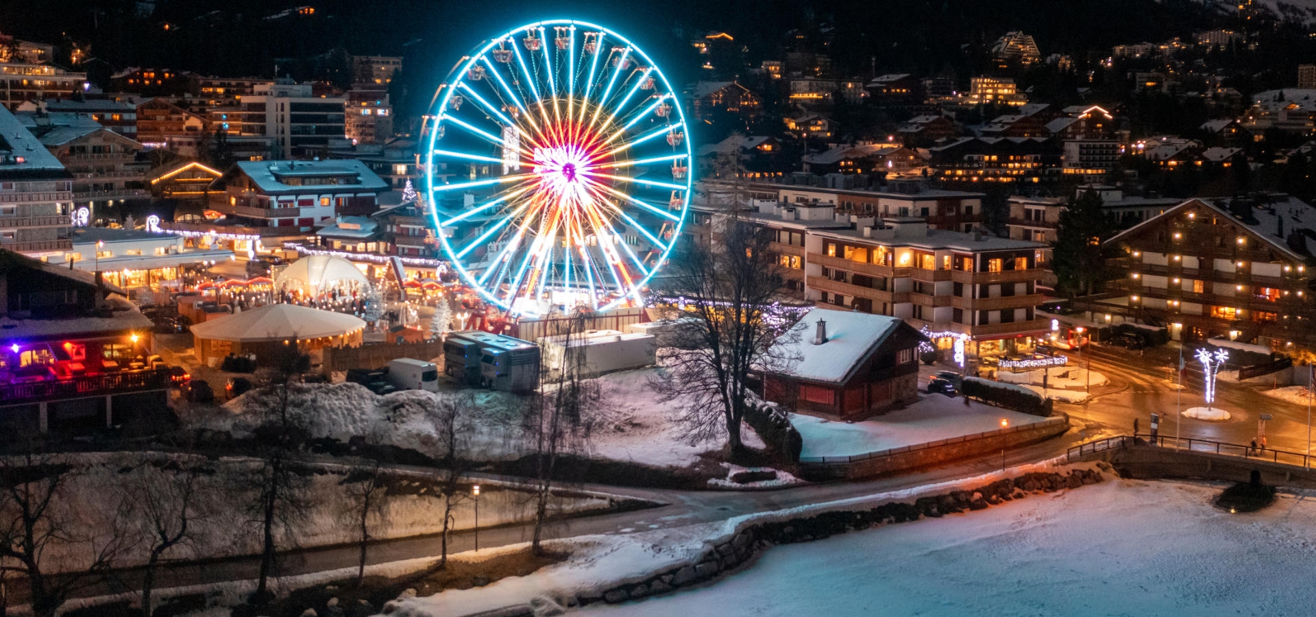 Winterse kerstmarkt met lichtjes en bezoekers in warme kleding