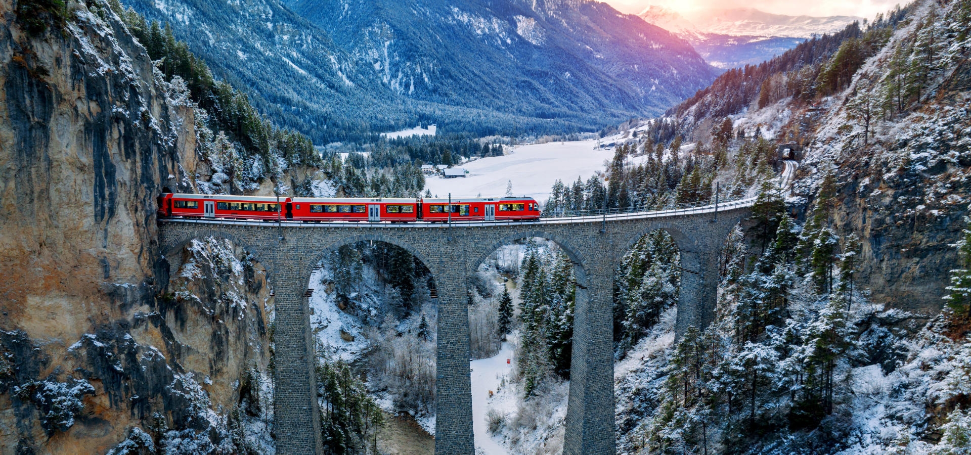 Treinreis door Zwitserse Alpen in winterlandschap