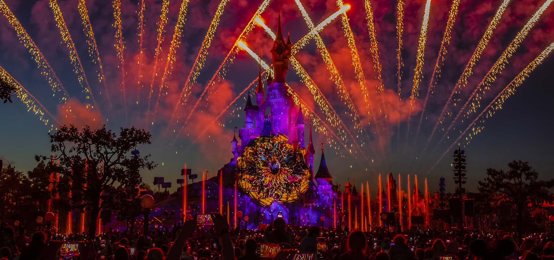 Tijdens de winter en kerstmis wordt Disneyland Parijs opgelicht met een fantastische vuurwerkshow