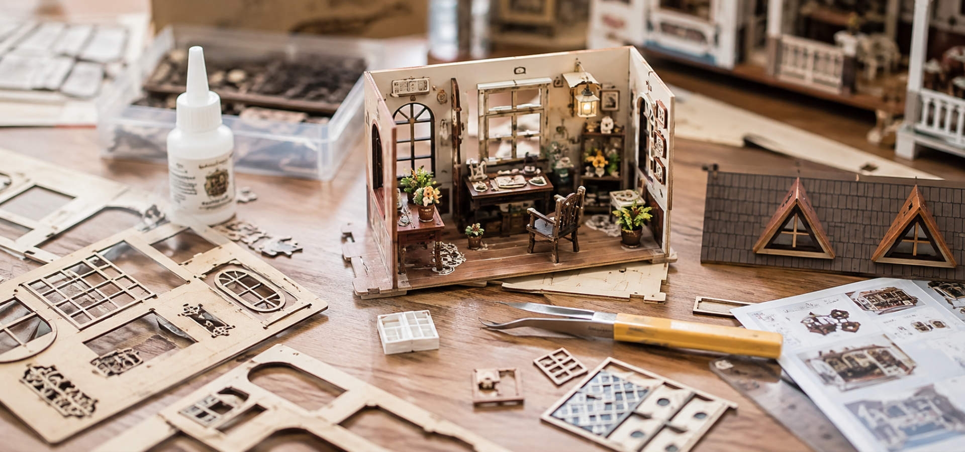 Onderdelen van een kerst book nook bouwpakket op een werktafel
