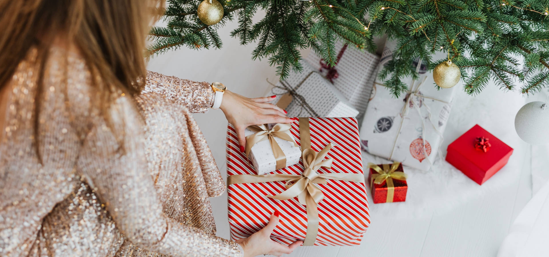 Kerstcadeaus onder de kerstboom tijdens de feestdagen