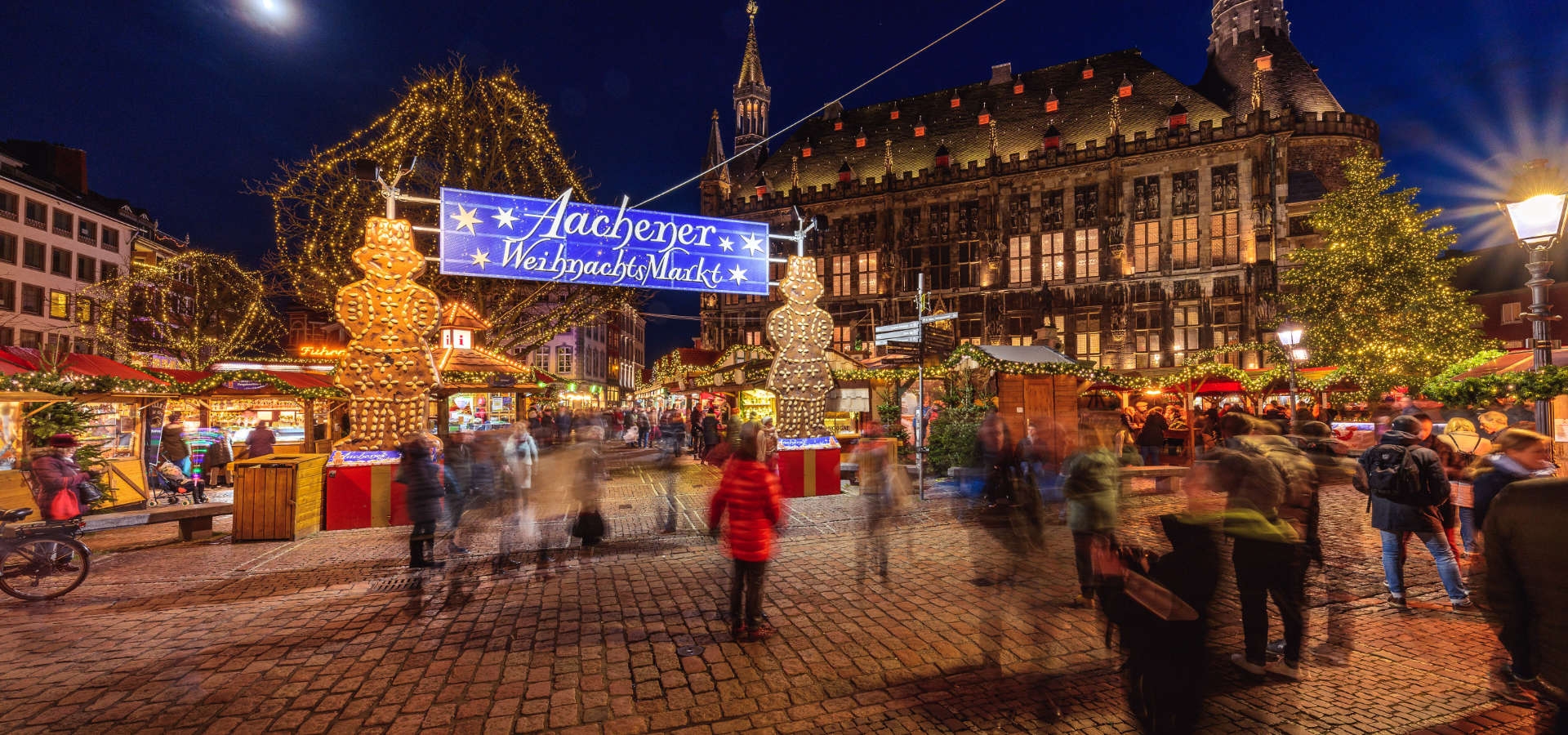 Kerstmarkt Aken historische binnenstad verlicht
