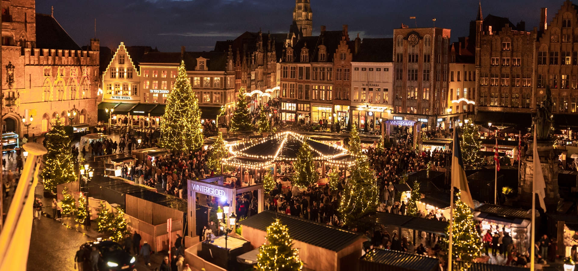 Brugge middeleeuwse gevels verlicht met kerstdecoratie