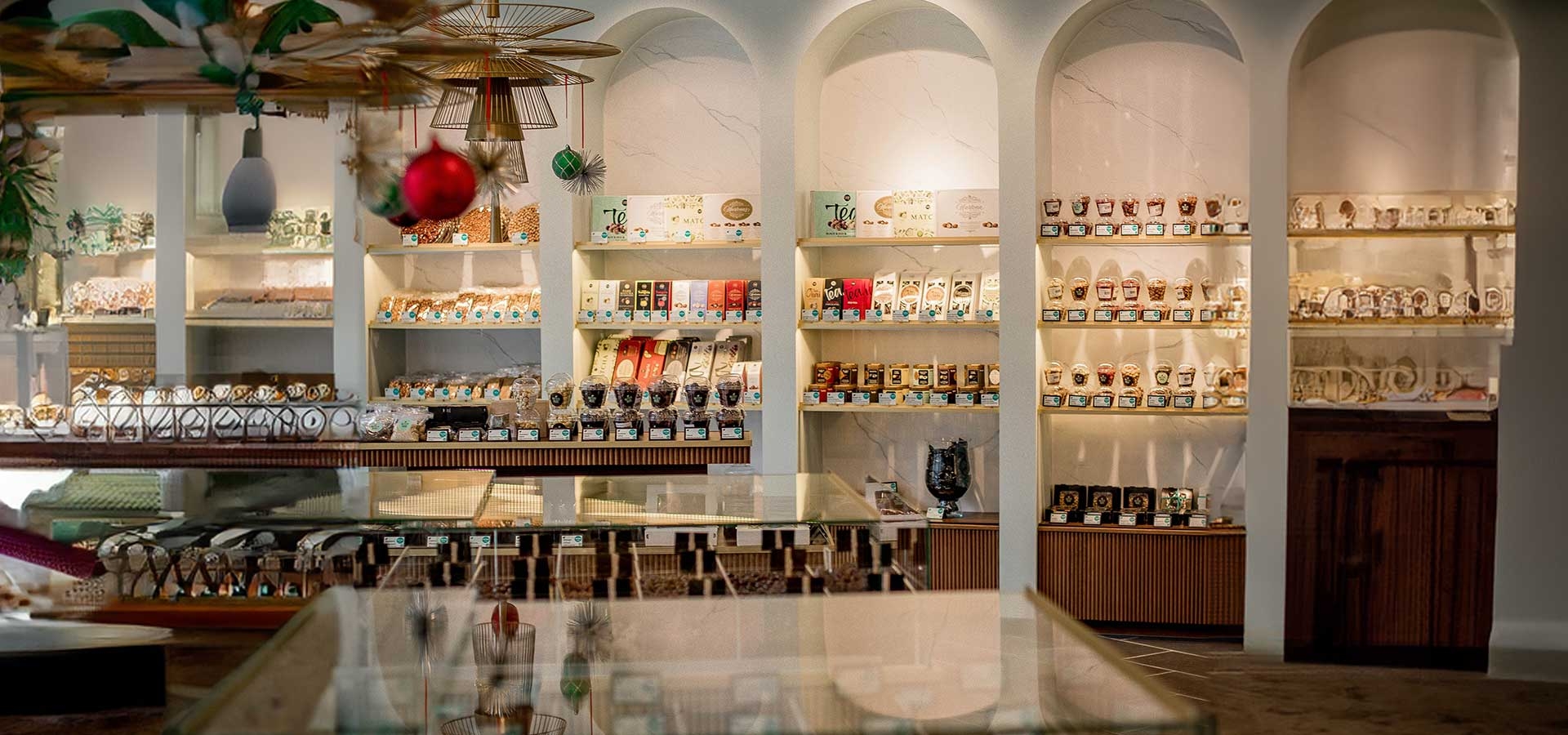 Delicatessenwinkel en webshop met kazen, noten, gedroogde vruchten, pasta's, olijfolies, azijnen, wijnen en cadeaupakketten