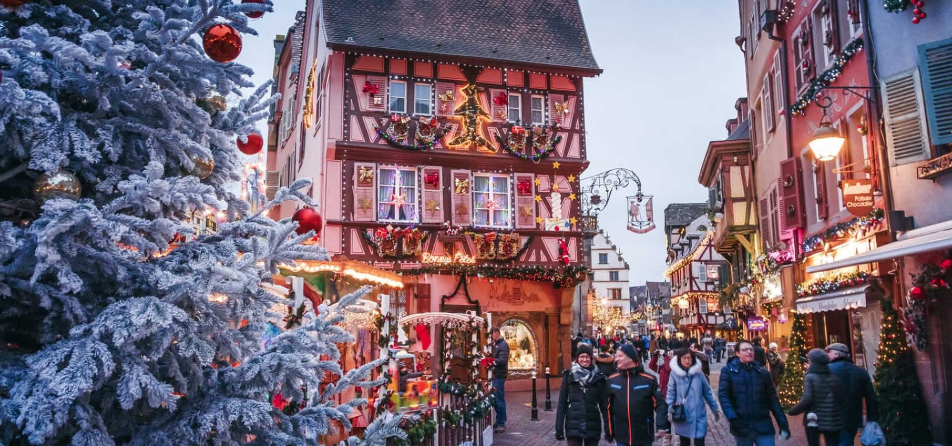In de pittoreske straatjes van Colmar zal de kerstversieringen en lichten je meeslepen in de magie van de kerstperiode.