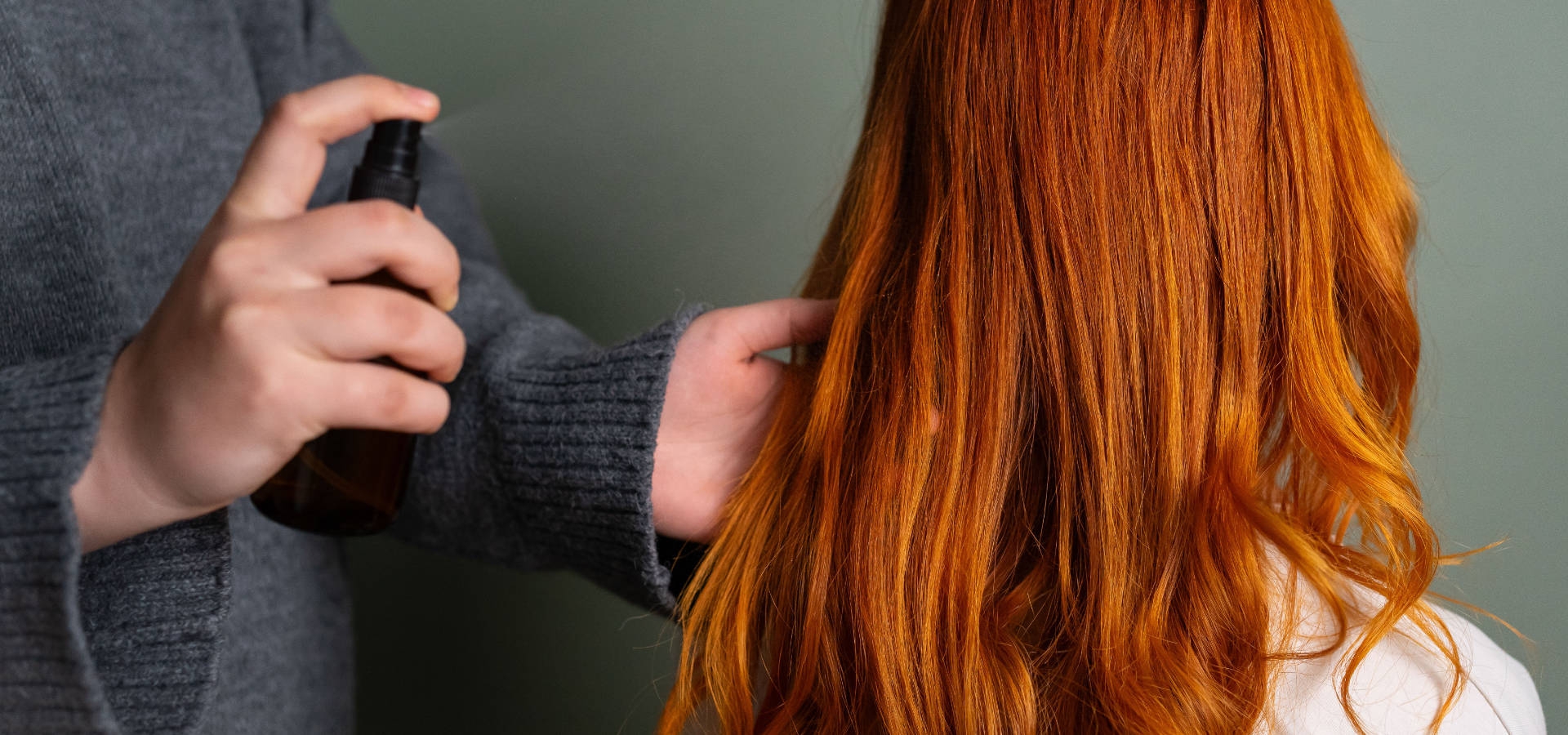 Vrouw borstelt dik haar voor een feestelijke decemberlook