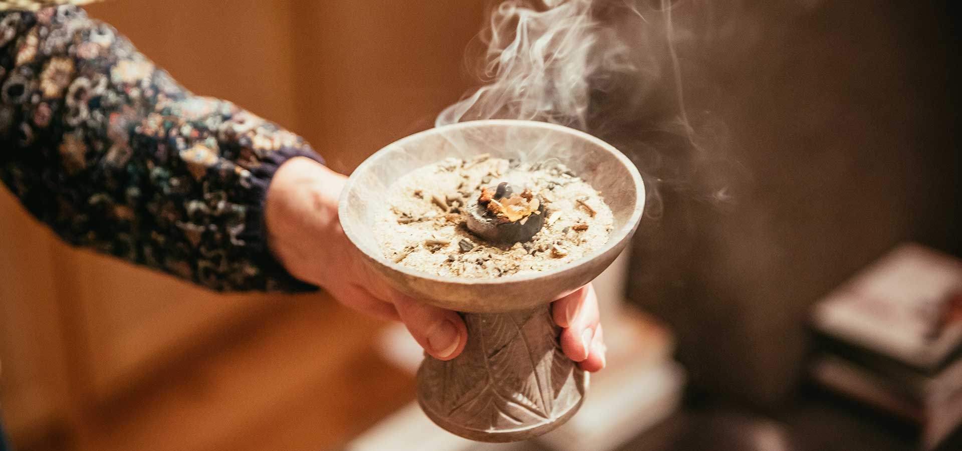 Tijdens de 'Rauchnächte' wordt met wierook door het huis gelopen om onheil af te wenden