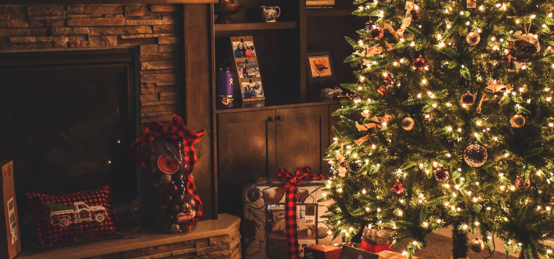Gezellige kerstsfeer in huis met een kunstkerstboom en warme verlichting
