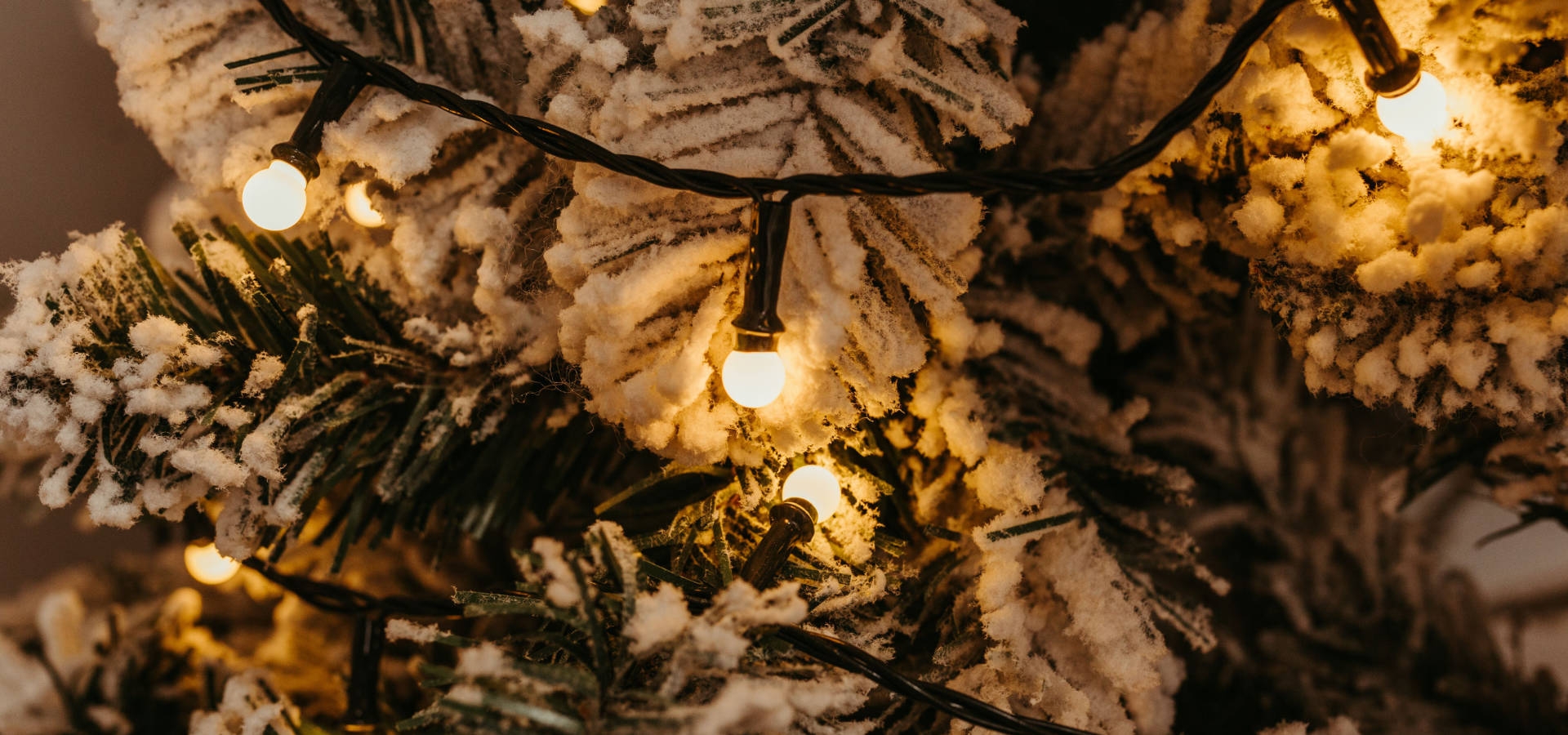 Zorg voor duurzame ledverlichting, dit is niet alleen brandveilig maar ook zuinig met stroom.