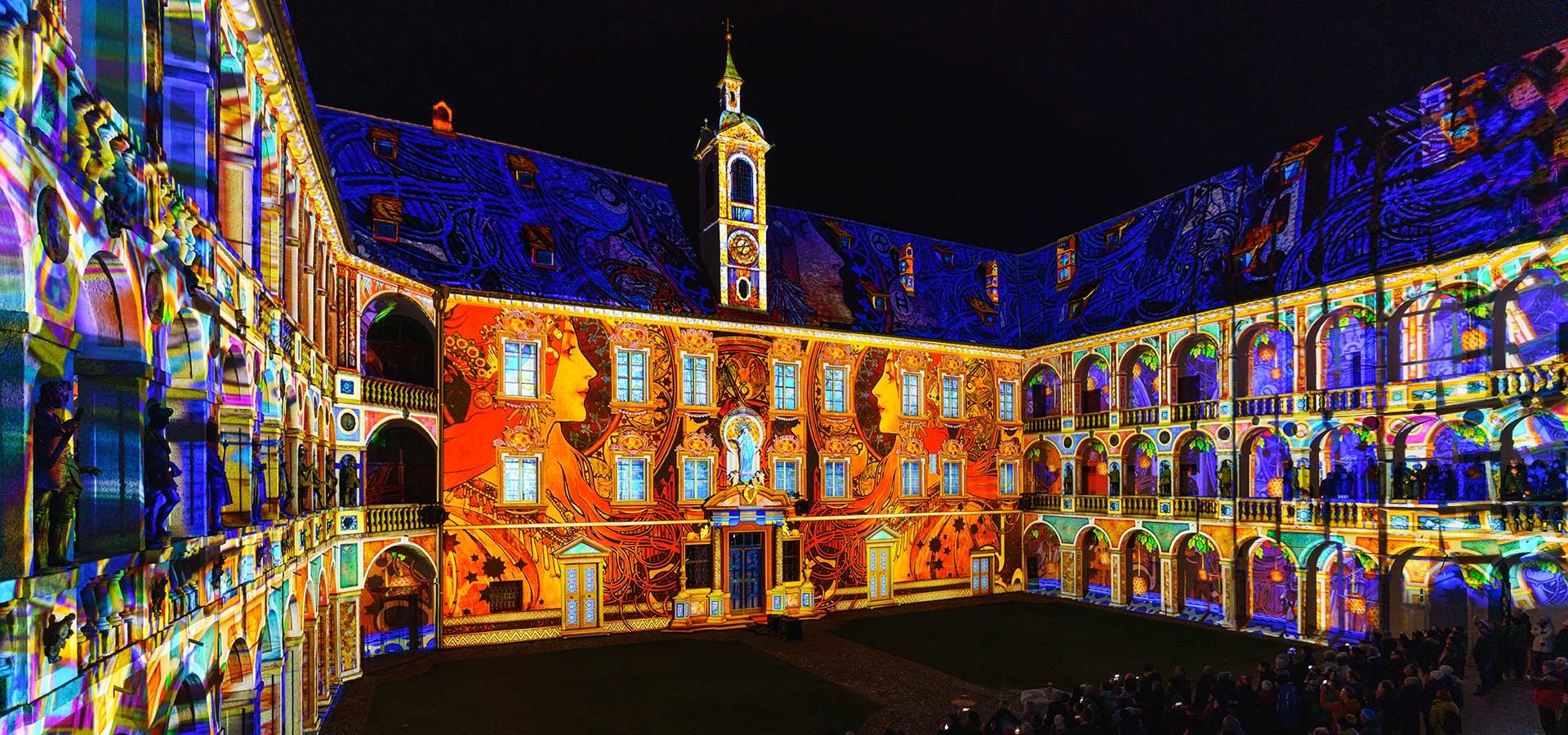 Elke kerstperiode is er een betoverende licht- en muziekshow met spectaculaire beelden en visuele effecten