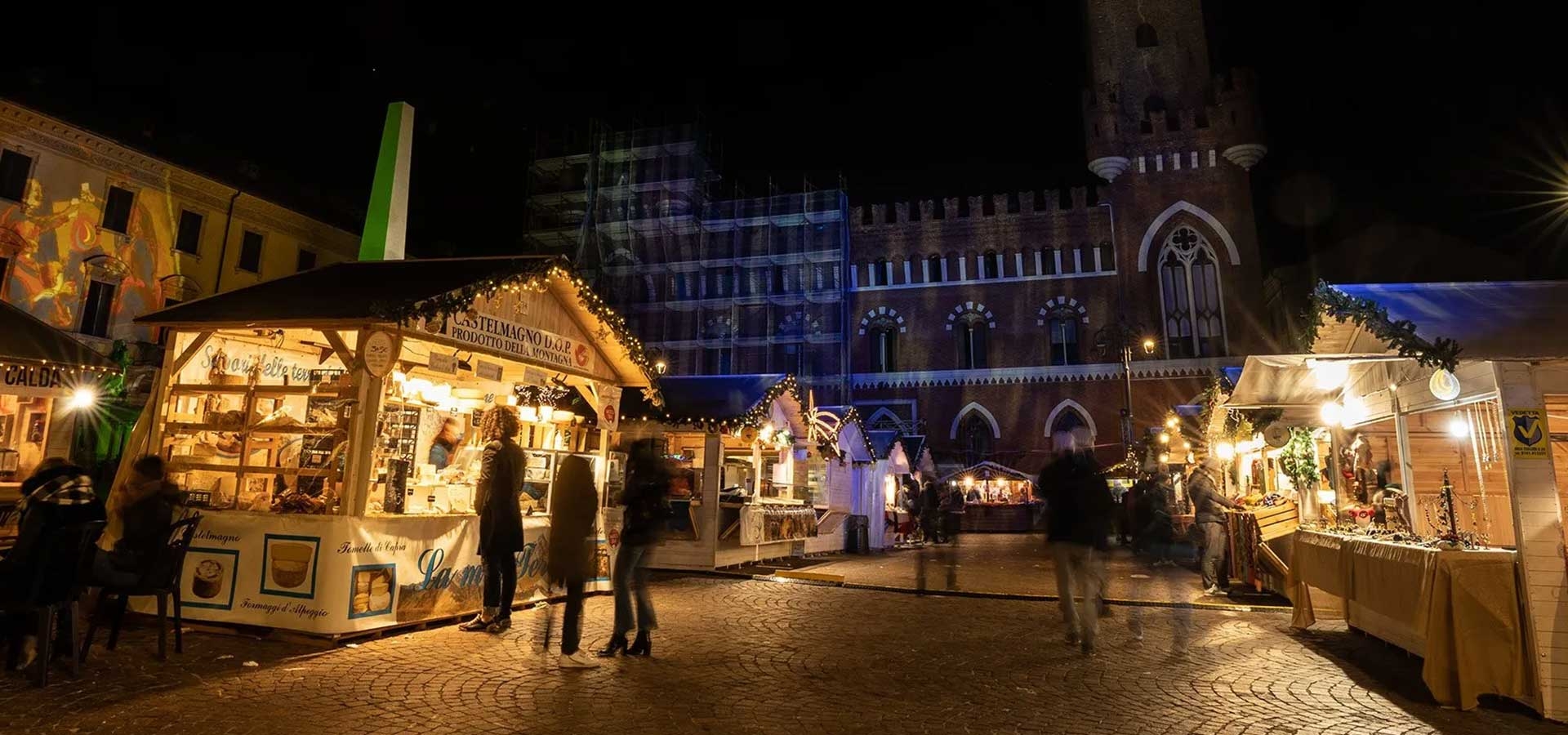In december wordt Govone omgedoopt tot "Il Magico Paese di Natale" vanwege de sfeervolle kerstmarkt op Piazza Roma