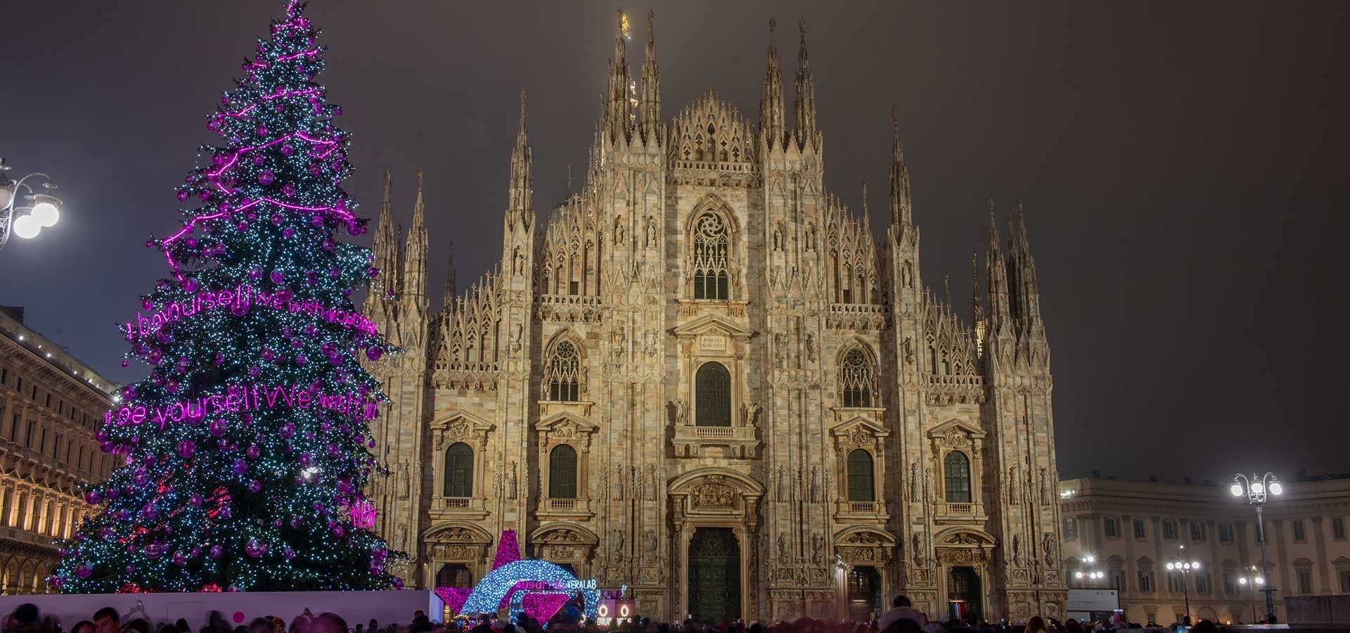De prachtige Duomo van Milaan schittert tijdens kerst met een majestueuze, verlichte kerstboom op de voorgrond