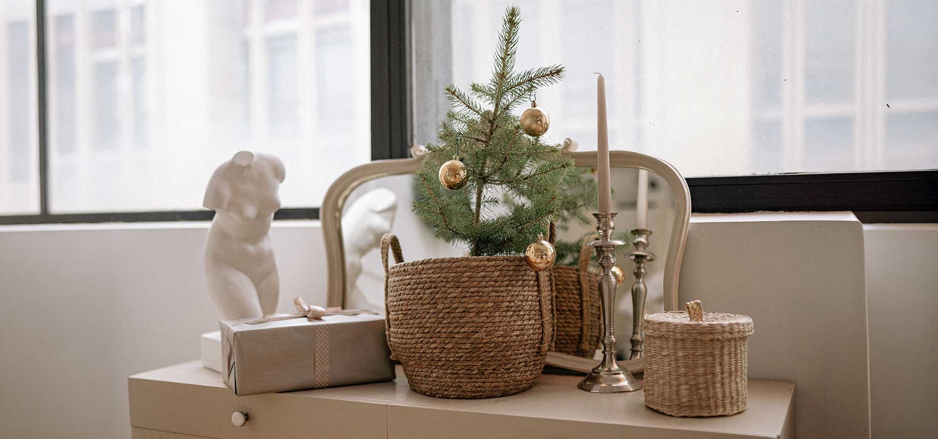 Klein kerstboompje als sfeervolle kerstdecoratie in huis