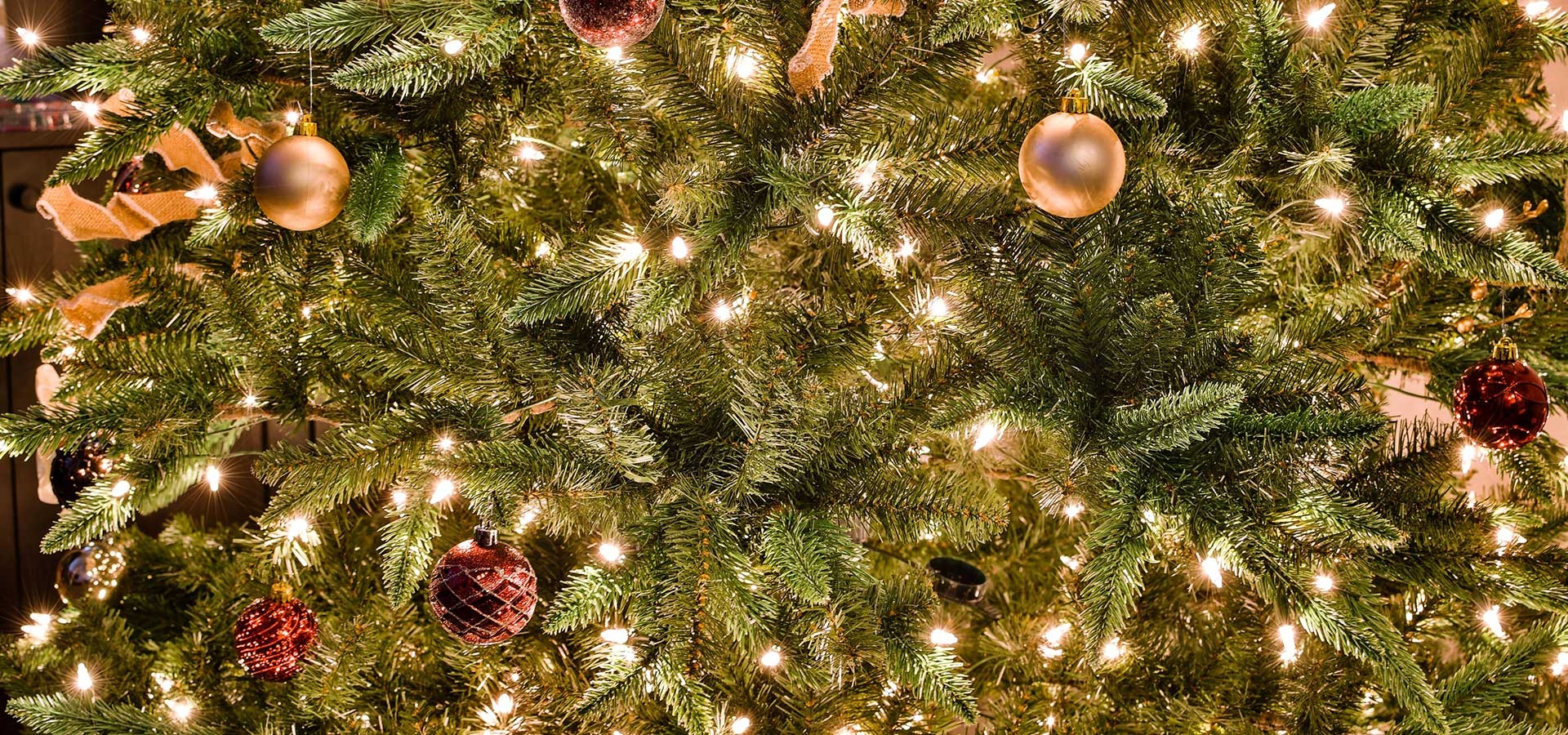 Kunstkerstboom met sfeervolle kerstverlichting