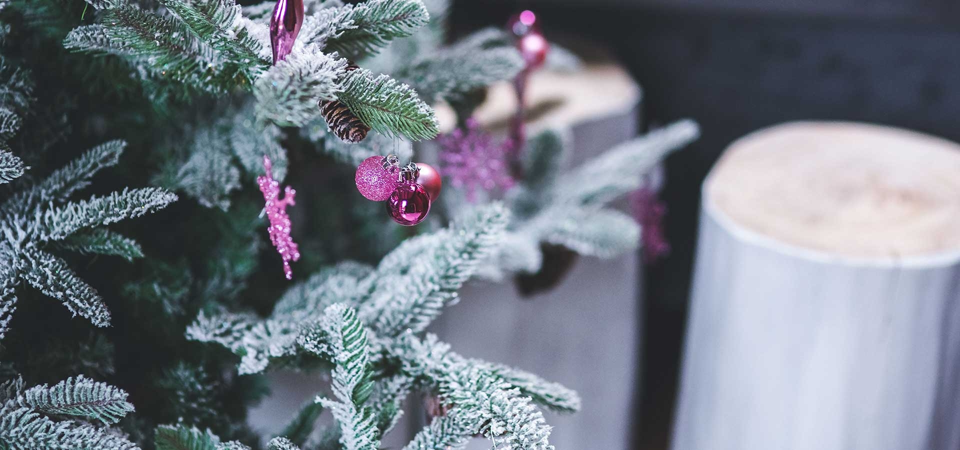 Natuurgetrouwe kunstkerstboom met volle groene takken