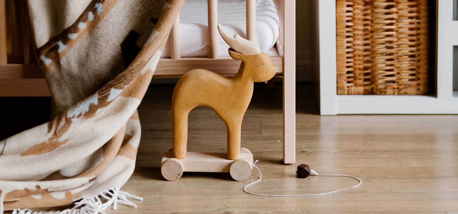 Een kinderkamer met houten speelgoed is niet alleen mooi en nuttig, maar heeft ook een positieve impact op de wereld