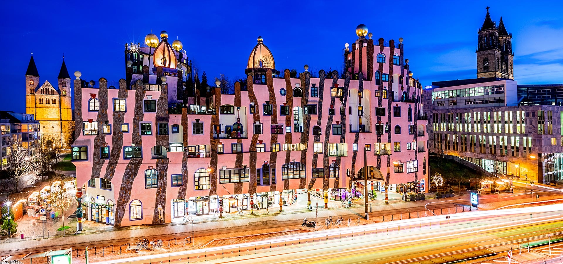 Bezoek dit prachtige gebouw de De “Groene Citadel” van Hundertwasser gelegen naast de kerstmarkt.
