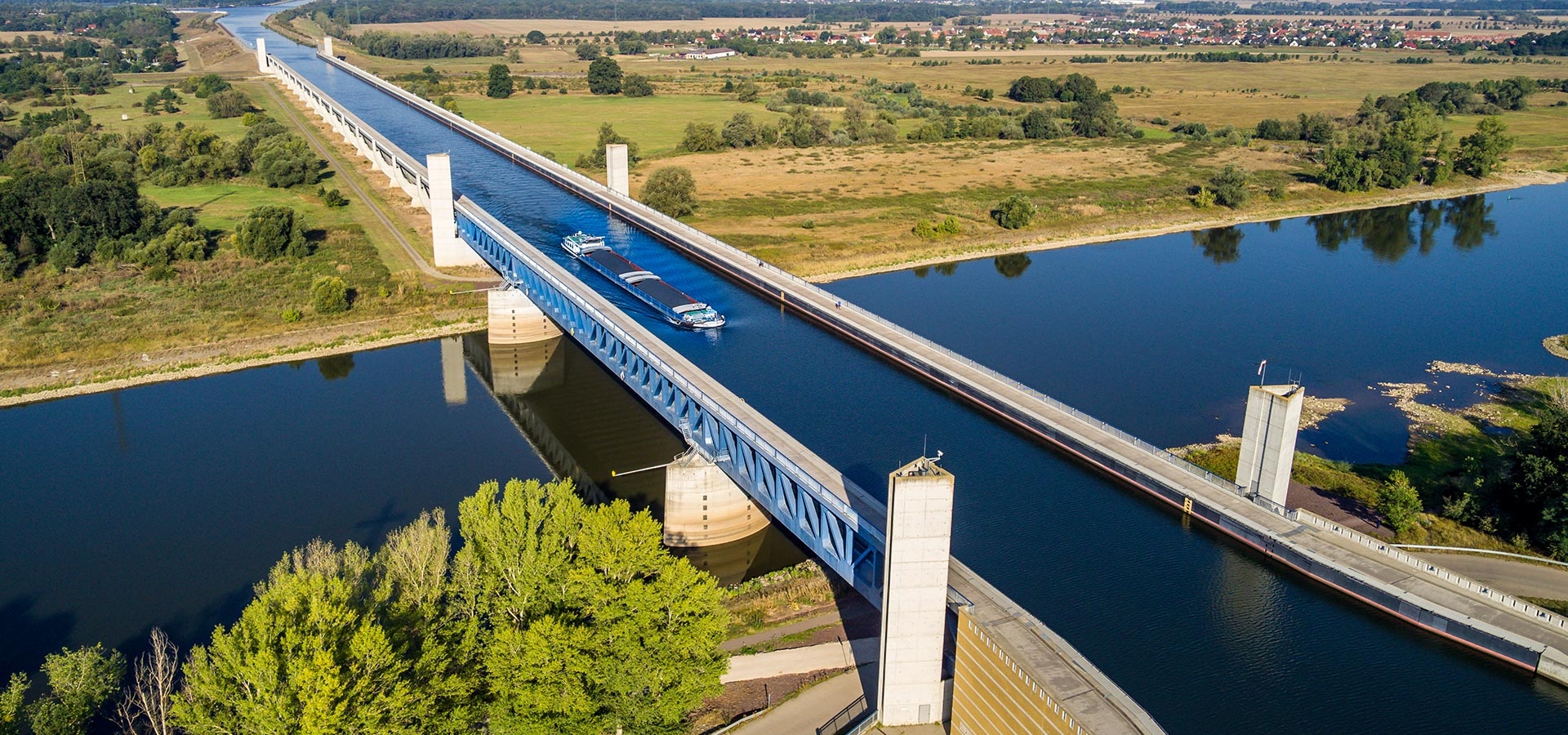 Het grootste waterwegenkruispunt gelegen ij Maagdenburg-Rothensee.