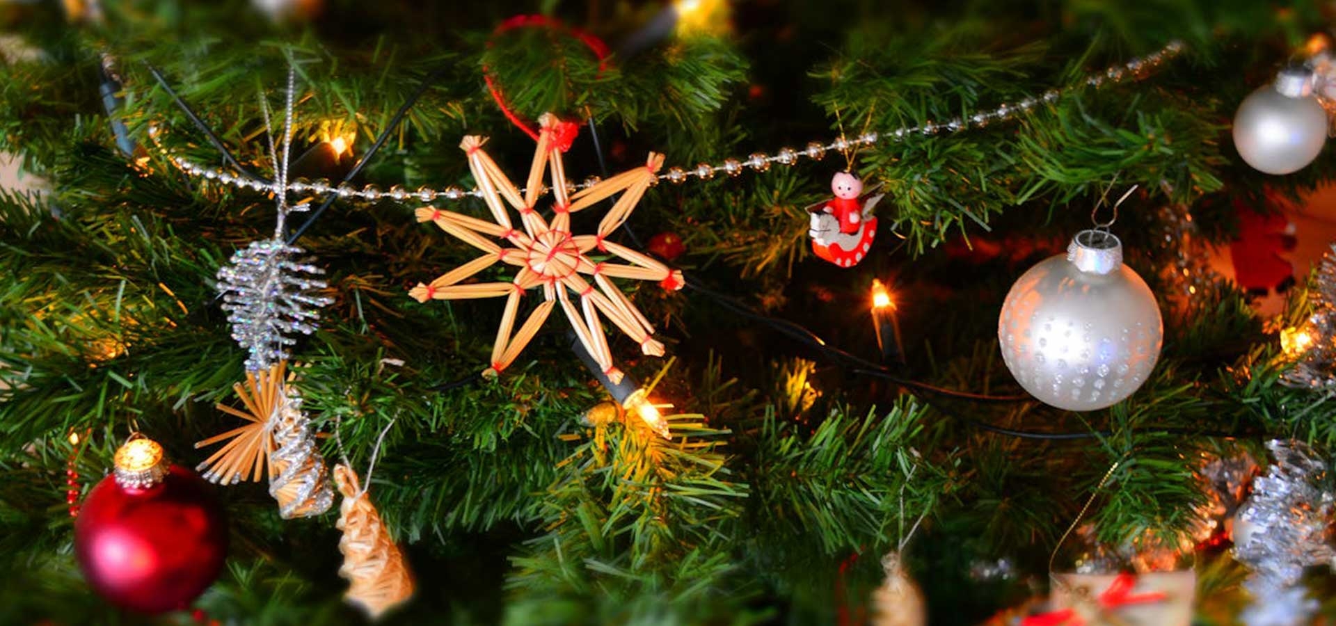 Het hergebruiken van kerstversieringen, zoals de houten ster en klassieke kerstballen, draagt bij aan een duurzame en nostalgische feestperiode