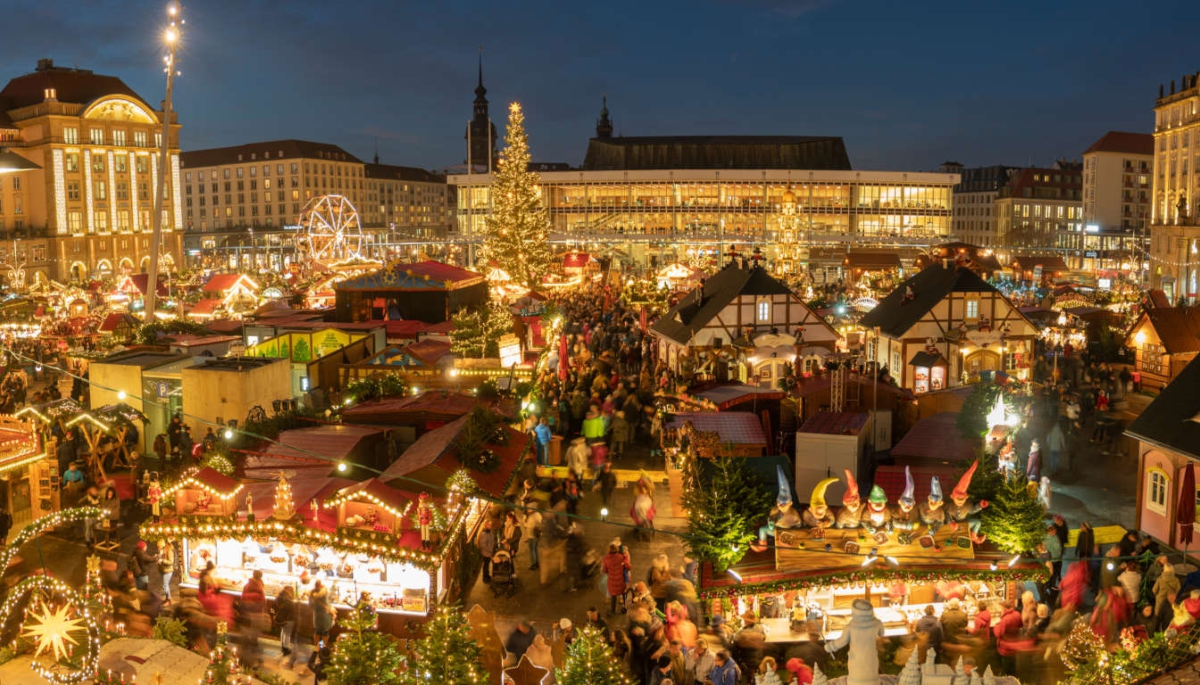 Bezoekers op Duitse kerstmarkt genieten van sfeer en lekkernijen in Dresden