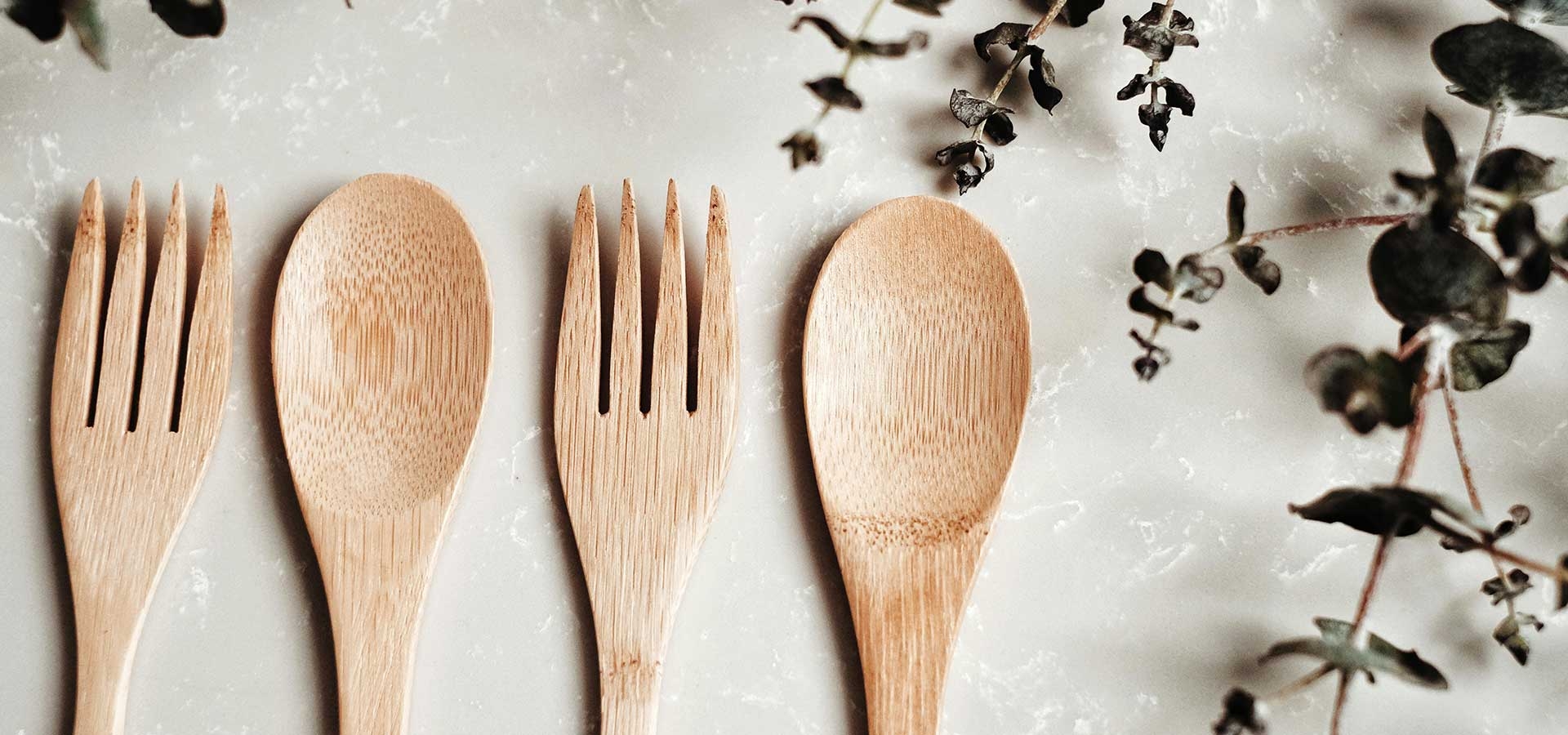 Duurzaam servies zoals bamboe bestek is een milieuvriendelijk alternatief voor wegwerpplastic en helpt de impact op het milieu te verminderen door herbruikbare en biologisch afbreekbare materialen te gebruiken