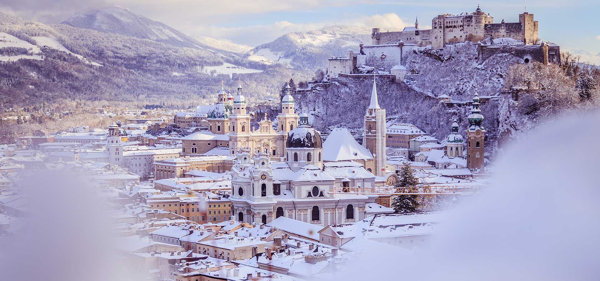 Panorama van het besneeuwde historisch centrum van Salzburg in de winter