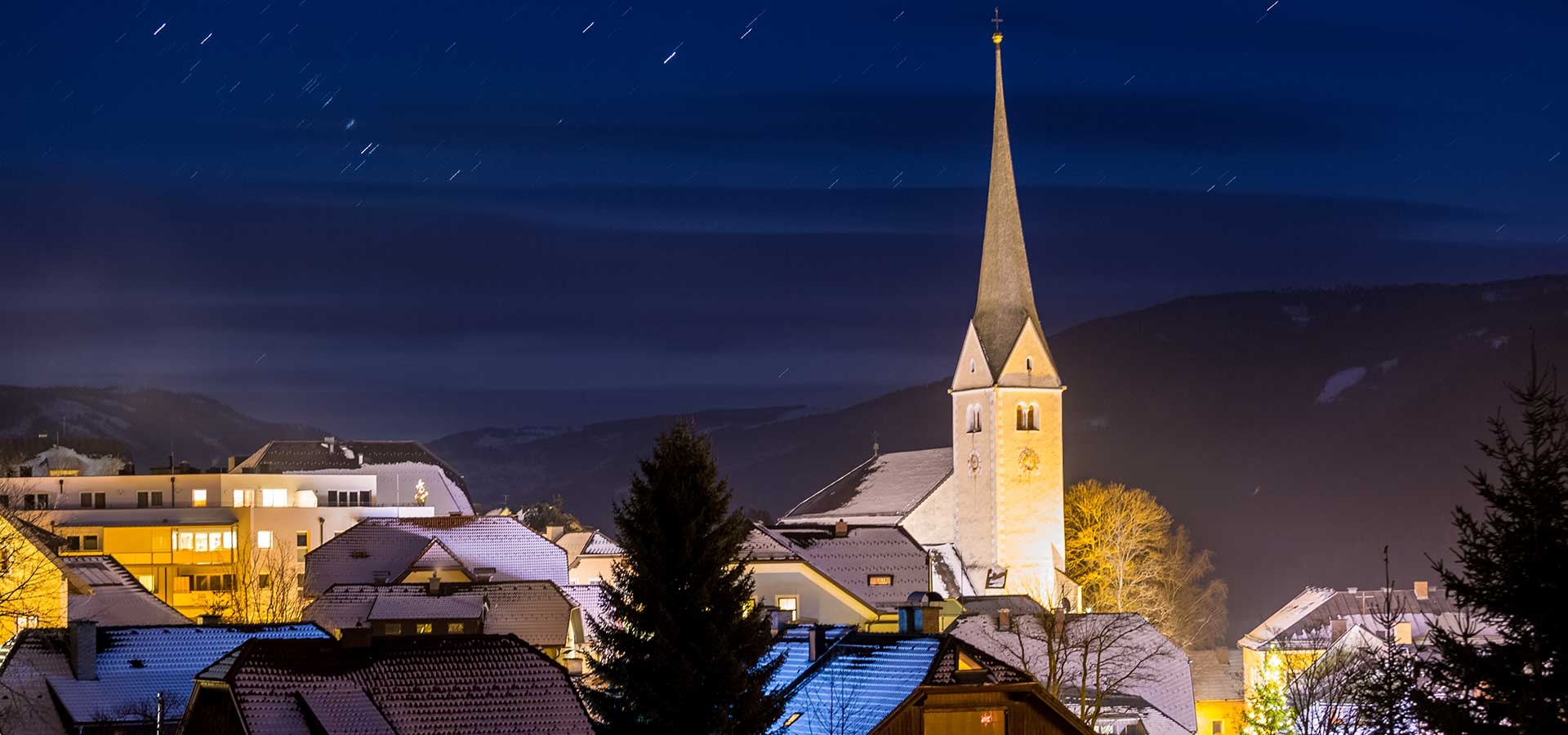 Een schilderachtig winters tafereel in een landelijk dorp in de Oostenrijkse Alpen