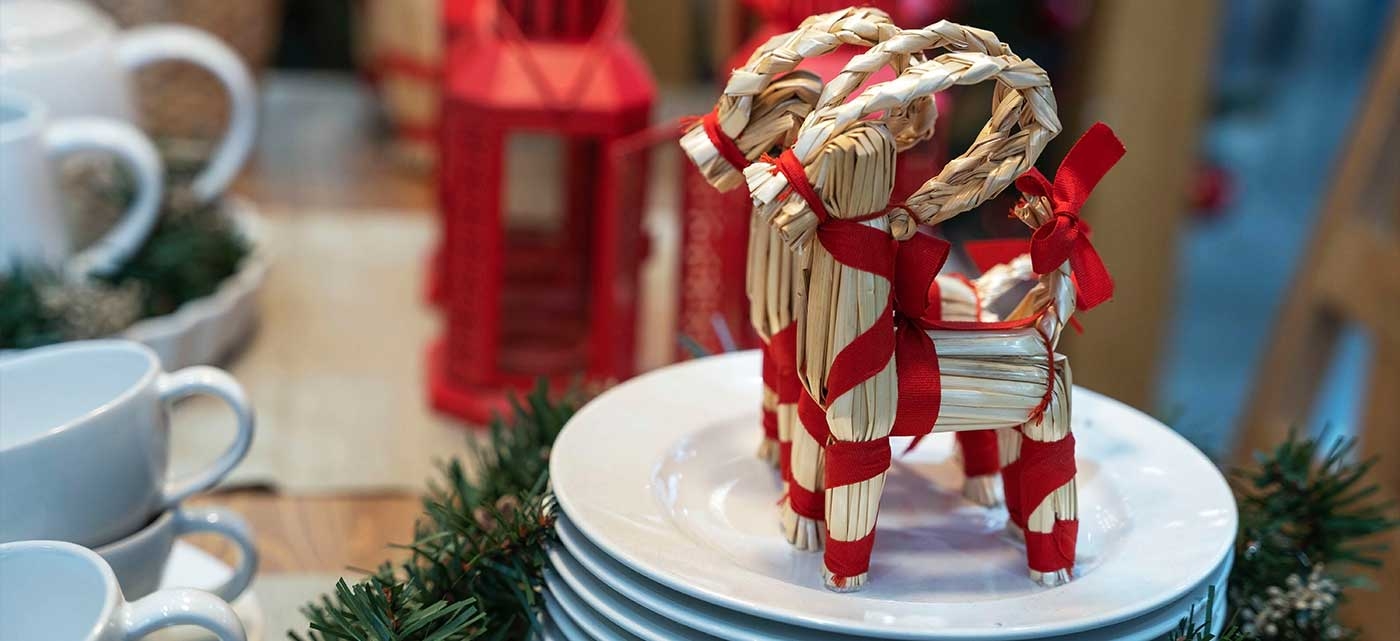 In Zweden is het kersttraditie om een geit gemaakt van stro cadeau te geven.