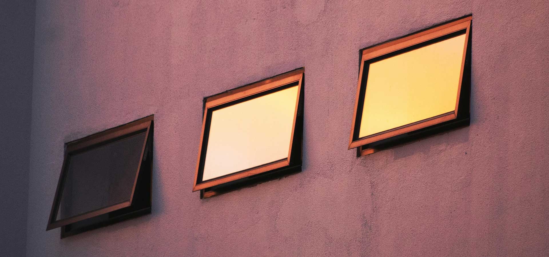 Uitzetraam dat zorgt voor gecontroleerde ventilatie zonder tocht in de winter