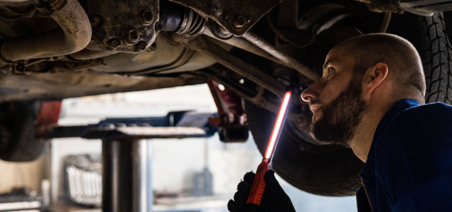 Controle van het remsysteem tijdens de wintervoorbereiding van een auto
