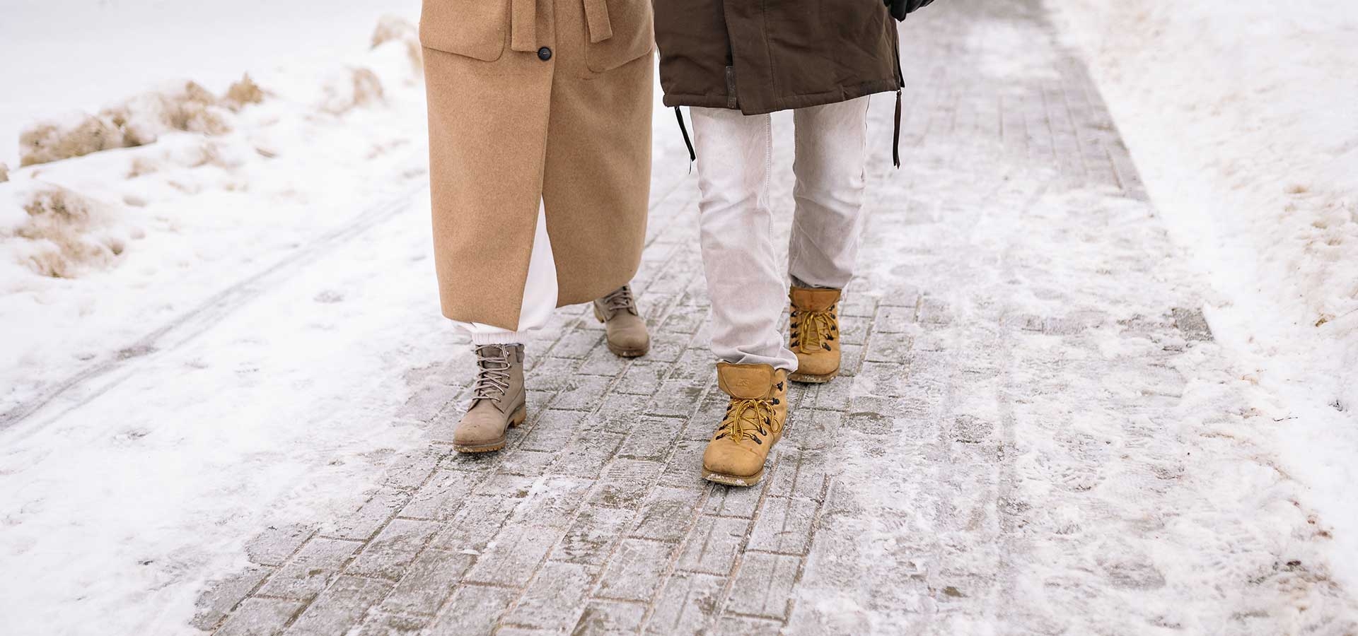 Warme schoenen muts sjaal en handschoenen voor een kerstmarkt