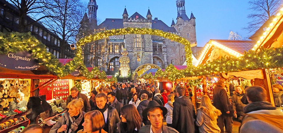 De kerstmarkt van Aken betovert jaarlijks het stadscentrum rond de dom en het stadhuis met lichtjes, muziek en heerlijke geuren.