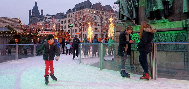 Jongen aan het schaatsen op schaatsbaan in Duitse stad