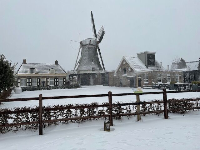 Korenmolen de Tijd in de sneeuw